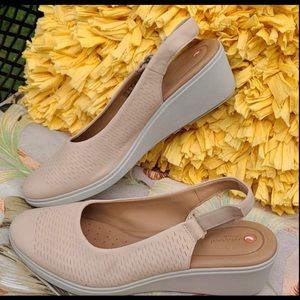 Clarks Unstructured platform shoes, cream, size 9